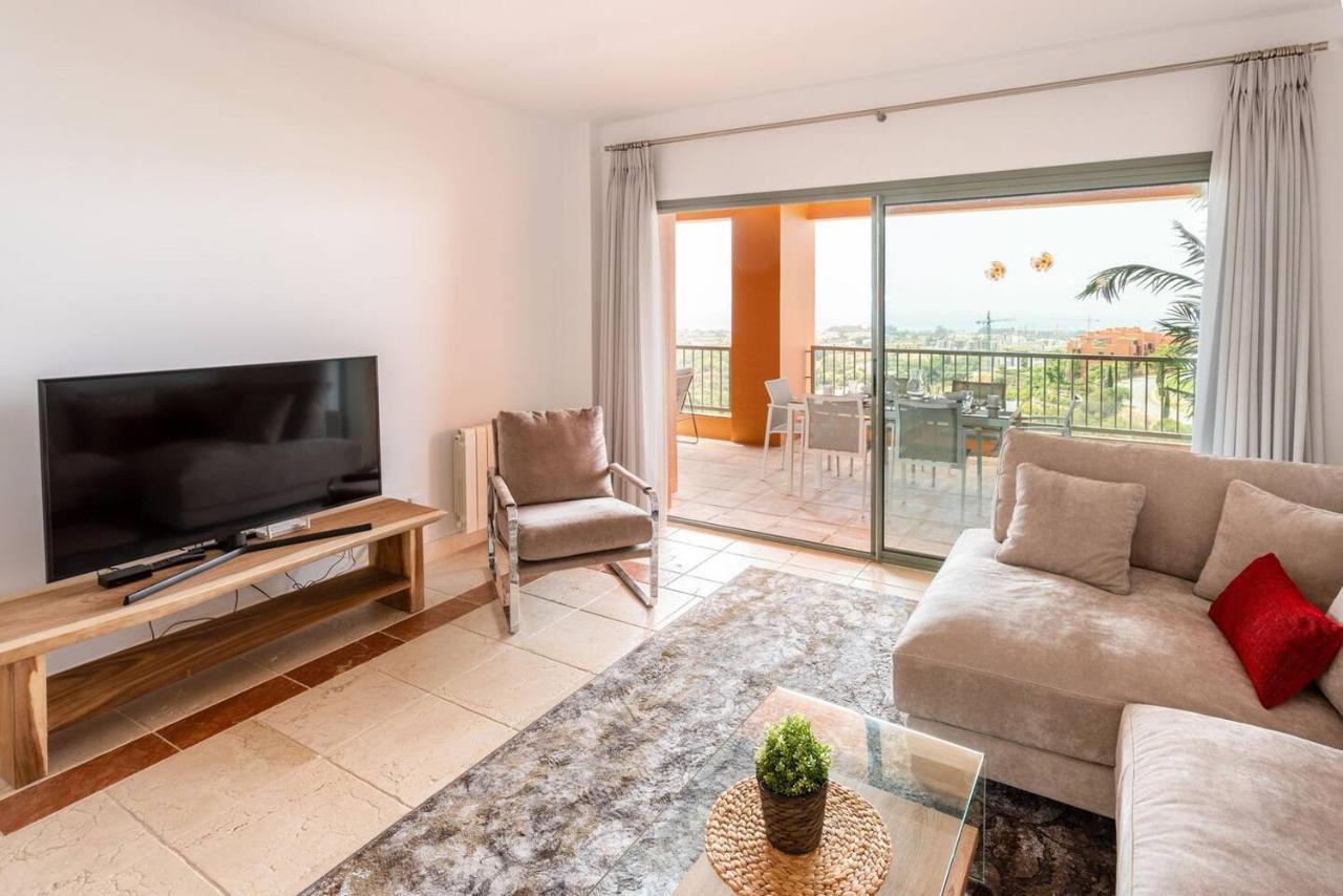 Apartment Royal W/shared Pool, Terrace &a/c Malaga