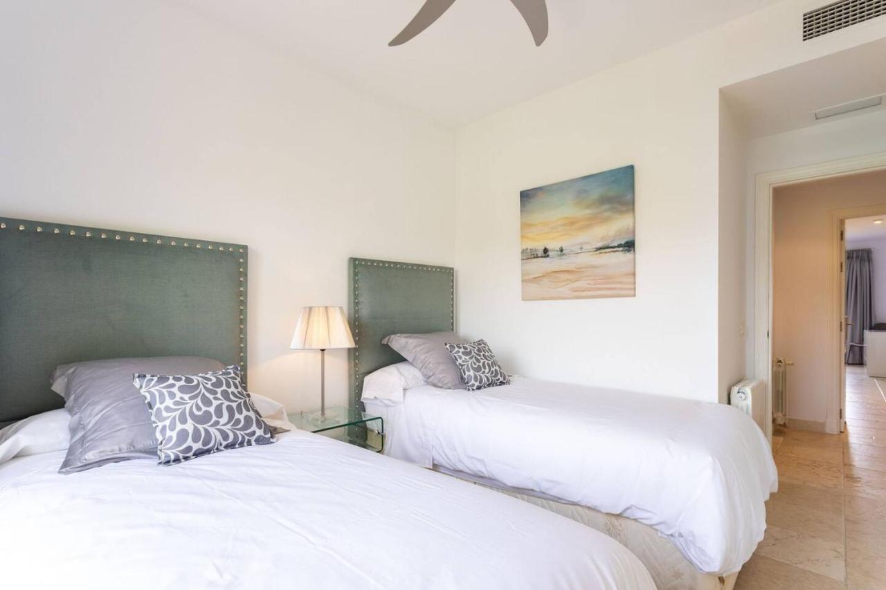 Apartment Royal W/shared Pool, Terrace &a/c *