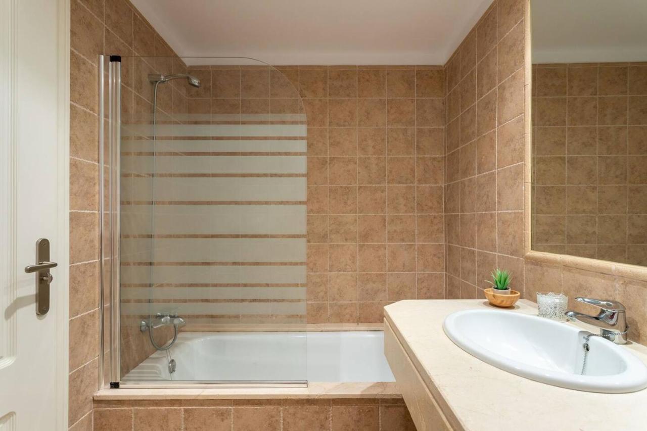 Royal W/shared Pool, Terrace &a/c Apartment Malaga