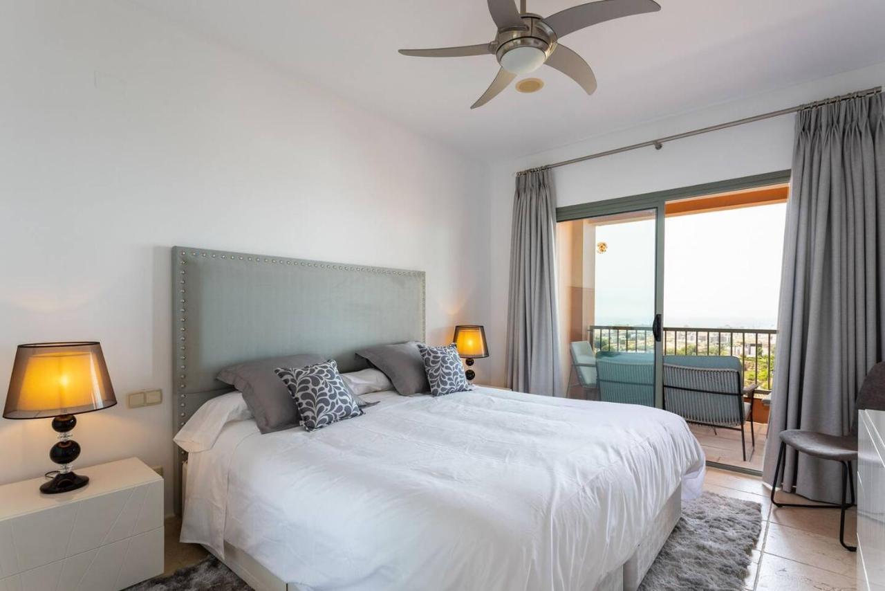 Royal W/shared Pool, Terrace &a/c Apartment Malaga